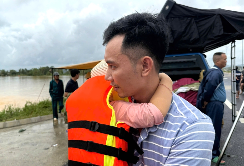 Rốn lũ N&ocirc;ng Cống oằn m&igrave;nh sau mưa lớn, nước v&acirc;y tứ bề- Ảnh 10.