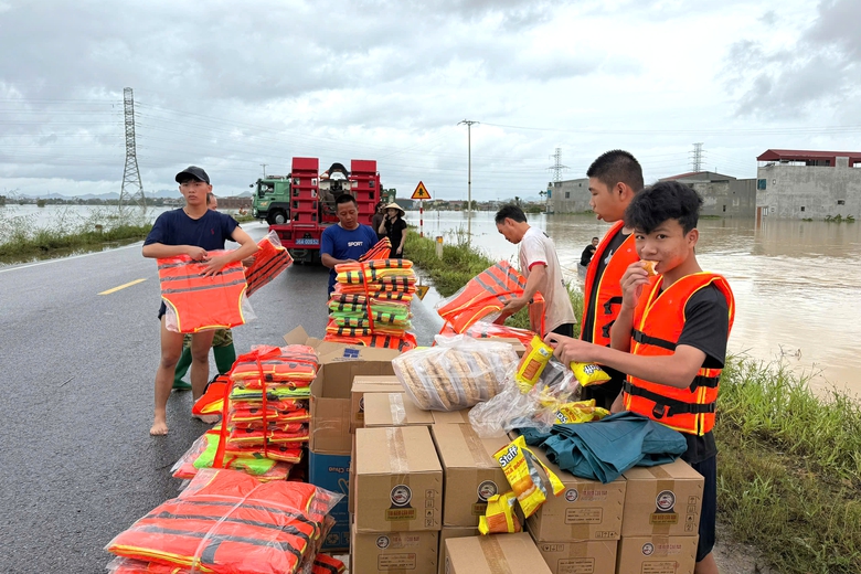 Rốn lũ N&ocirc;ng Cống oằn m&igrave;nh sau mưa lớn, nước v&acirc;y tứ bề- Ảnh 12.
