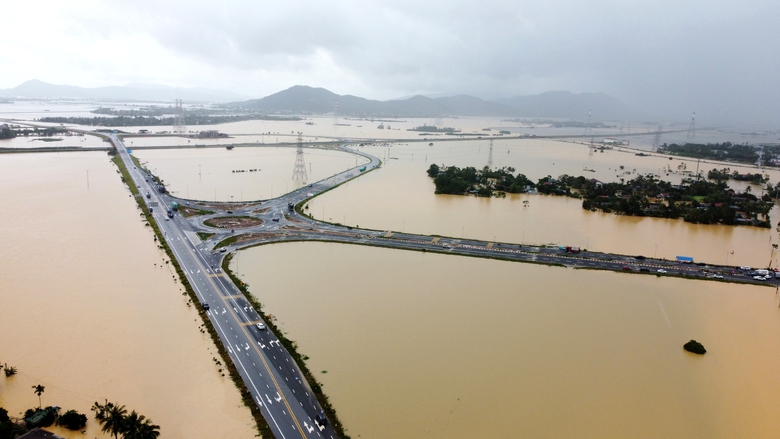 Rốn lũ N&ocirc;ng Cống oằn m&igrave;nh sau mưa lớn, nước v&acirc;y tứ bề- Ảnh 8.