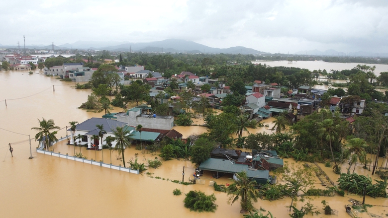 Rốn lũ N&ocirc;ng Cống oằn m&igrave;nh sau mưa lớn, nước v&acirc;y tứ bề- Ảnh 13.