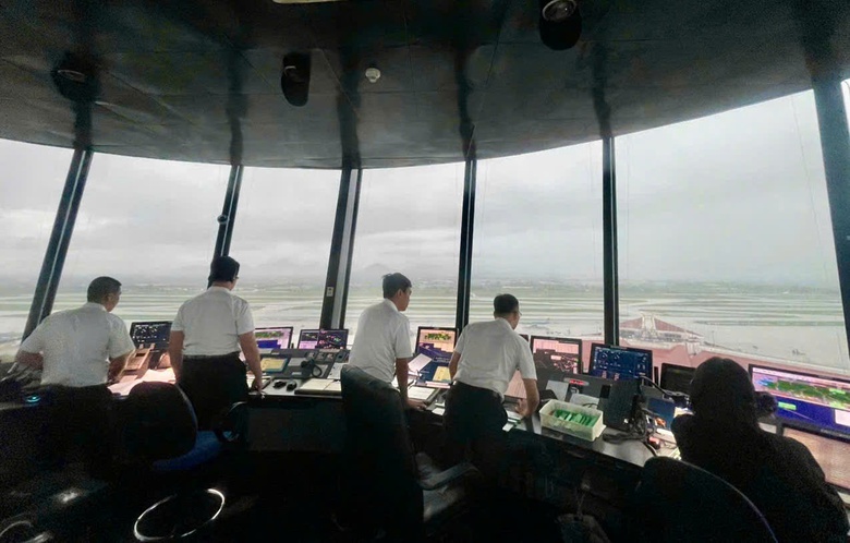 Gần 100 chuyến bay bị ảnh hưởng do mưa d&ocirc;ng k&eacute;o d&agrave;i tại Nội B&agrave;i- Ảnh 1.