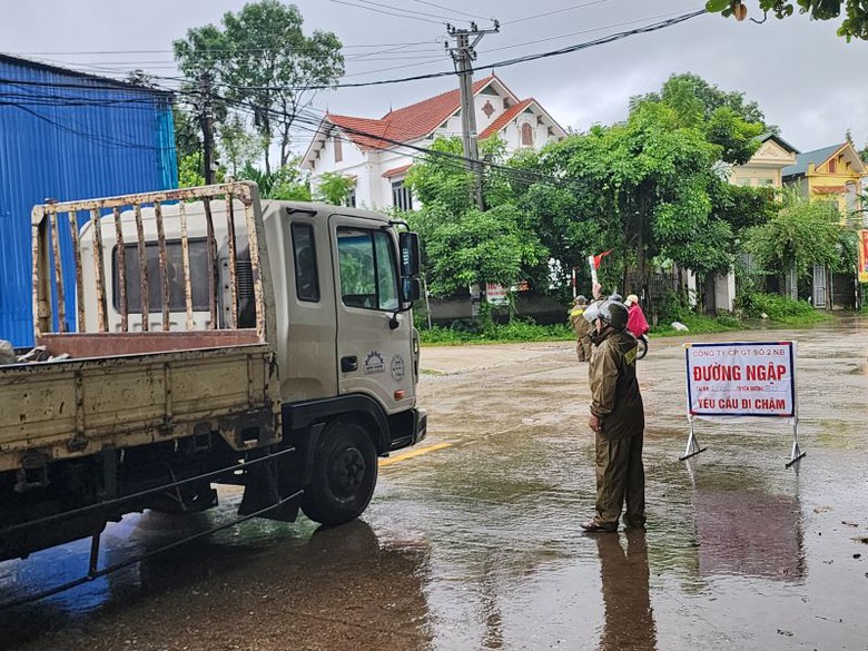 Ninh B&igrave;nh: Tuyến đường huyết mạch 479 ngập cục bộ, giao th&ocirc;ng đi Ph&uacute; Thọ bị chia cắt- Ảnh 4.