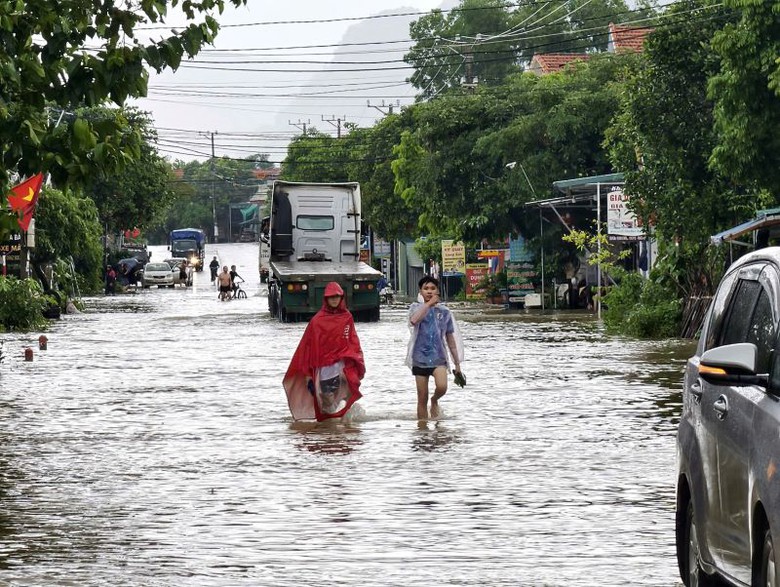 Ninh B&igrave;nh: Tuyến đường huyết mạch 479 ngập cục bộ, giao th&ocirc;ng đi Ph&uacute; Thọ bị chia cắt- Ảnh 1.