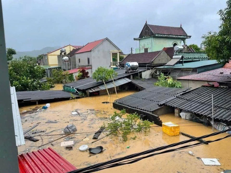 Nghệ An: B&atilde;o số 10 khiến một người tử vong, gần 20.000 căn nh&agrave; bị tốc m&aacute;i- Ảnh 1.
