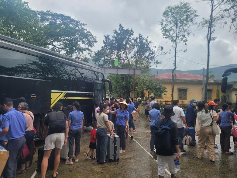 Đường sắt dừng chạy hơn 20 chuyến tàu vì ảnh hưởng bão- Ảnh 1. Đường sắt dừng chạy hơn 20 chuyến tàu vì ảnh hưởng bão- Ảnh 1.