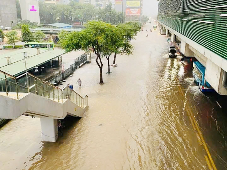 Nhiều đường phố ở H&agrave; Nội ngập s&acirc;u do mưa lớn- Ảnh 2.