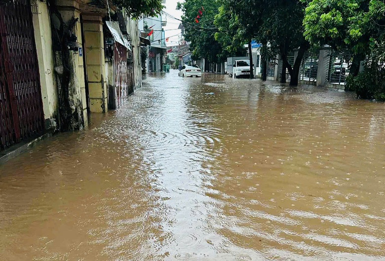 Nhiều đường phố ở H&agrave; Nội ngập s&acirc;u do mưa lớn- Ảnh 3.