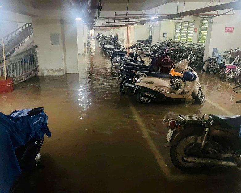 Nhiều đường phố ở H&agrave; Nội ngập s&acirc;u do mưa lớn- Ảnh 8.