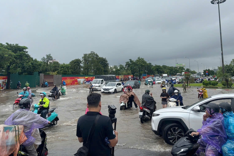 CSGT H&agrave; Nội b&aacute;c tin cấm đường đến Bến xe Mỹ Đ&igrave;nh do mưa ngập- Ảnh 2.