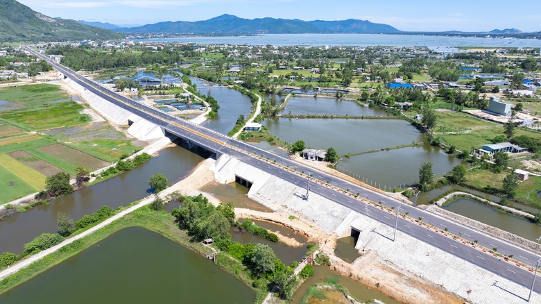 Cận cảnh hai c&ocirc;ng tr&igrave;nh giao th&ocirc;ng ho&agrave;n th&agrave;nh trước thềm Đại hội Đảng bộ tỉnh Gia Lai- Ảnh 2.