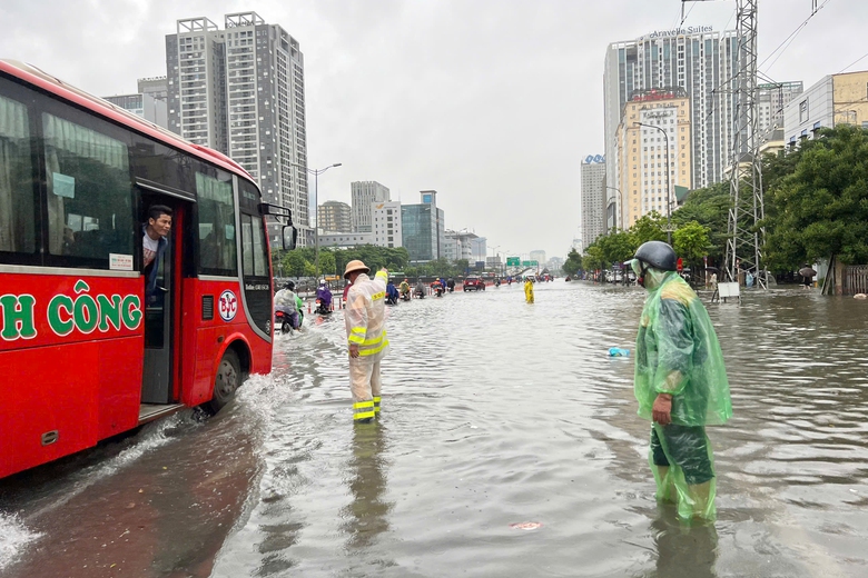 CSGT H&agrave; Nội b&aacute;c tin cấm đường đến Bến xe Mỹ Đ&igrave;nh do mưa ngập- Ảnh 1.