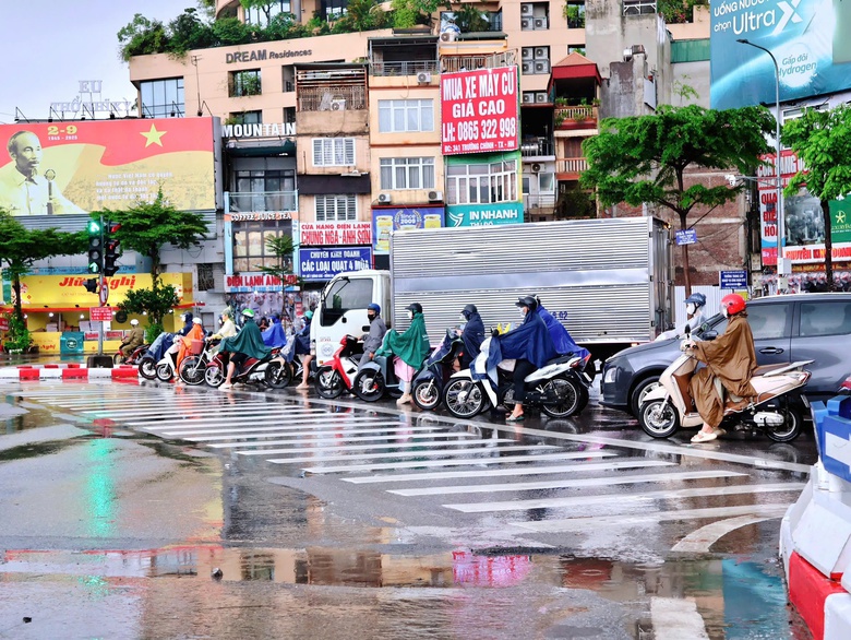 Nhiều đường phố ở H&agrave; Nội ngập s&acirc;u do mưa lớn- Ảnh 11.