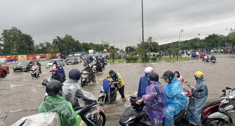 Nhiều đường phố ở H&agrave; Nội ngập s&acirc;u do mưa lớn- Ảnh 4.