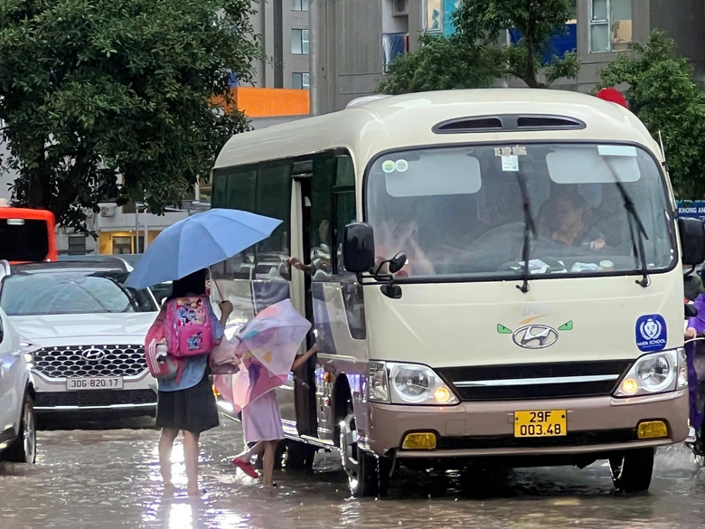 Nhiều đường phố ở H&agrave; Nội ngập s&acirc;u do mưa lớn- Ảnh 9.