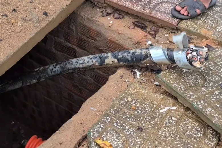 Bắt nh&oacute;m thanh ni&ecirc;n chuy&ecirc;n cắt trộm d&acirc;y điện tại c&ocirc;ng trường x&acirc;y dựng- Ảnh 2.