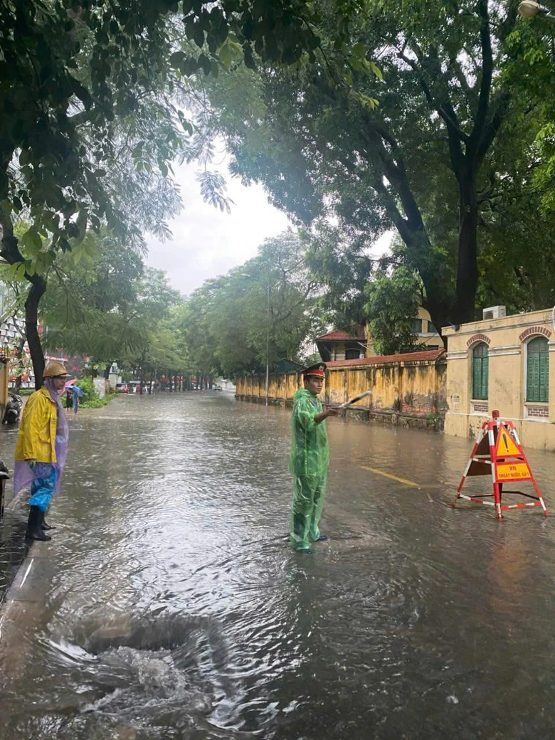 C&ocirc;ng an H&agrave; Nội lội nước hỗ trợ người d&acirc;n trong mưa lũ- Ảnh 2.