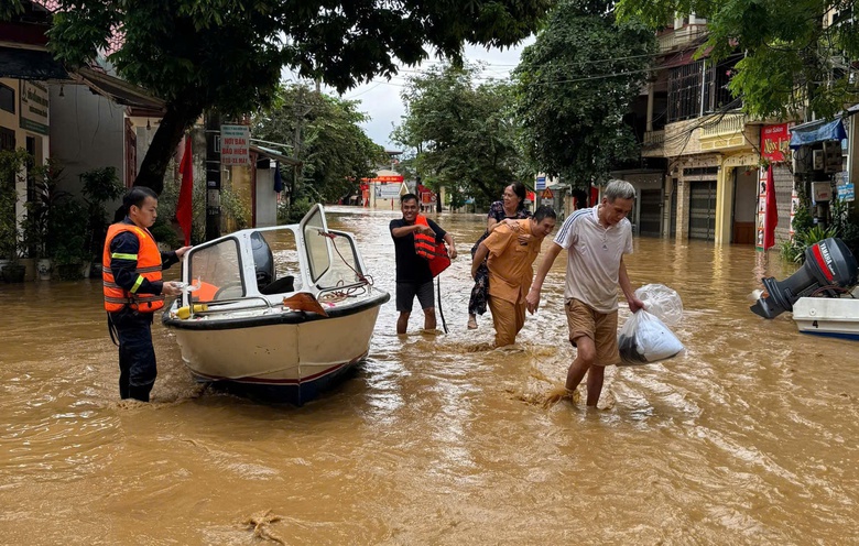 Lấp lo&aacute;ng những b&oacute;ng &aacute;o v&agrave;ng, &aacute;o xanh gi&uacute;p d&acirc;n giữa t&acirc;m lũ ở L&agrave;o Cai- Ảnh 5.
