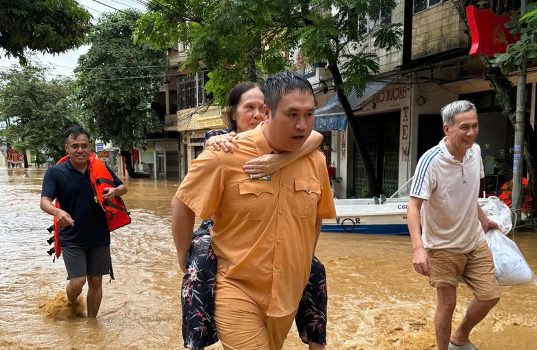 Lấp lo&aacute;ng những b&oacute;ng &aacute;o v&agrave;ng, &aacute;o xanh gi&uacute;p d&acirc;n giữa t&acirc;m lũ ở L&agrave;o Cai- Ảnh 6.