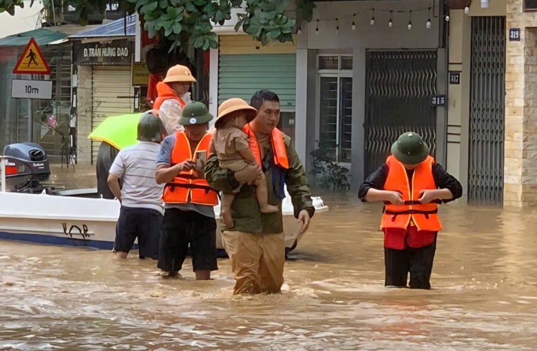 Lấp lo&aacute;ng những b&oacute;ng &aacute;o v&agrave;ng, &aacute;o xanh gi&uacute;p d&acirc;n giữa t&acirc;m lũ ở L&agrave;o Cai- Ảnh 7.