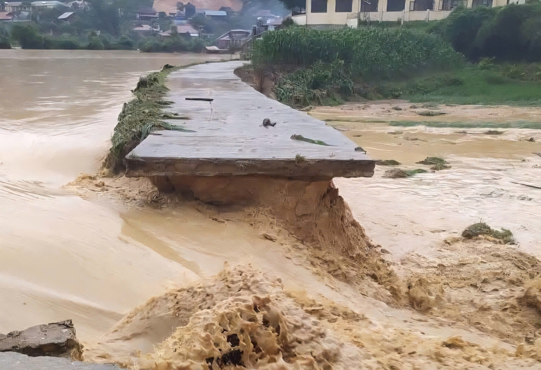Nhiều tuyến đường tại Thái Nguyên tê liệt, ô tô "chết chìm" trên đường sau mưa lớn- Ảnh 9. Nhiều tuyến đường tại Thái Nguyên tê liệt, ô tô "chết chìm" trên đường sau mưa lớn- Ảnh 9.