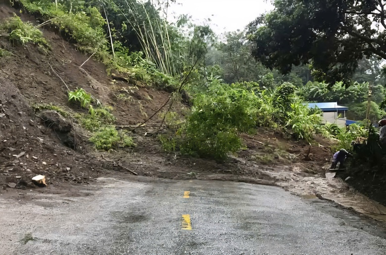 Nhiều tuyến đường tại Thái Nguyên tê liệt, ô tô "chết chìm" trên đường sau mưa lớn- Ảnh 10. Nhiều tuyến đường tại Thái Nguyên tê liệt, ô tô "chết chìm" trên đường sau mưa lớn- Ảnh 10.
