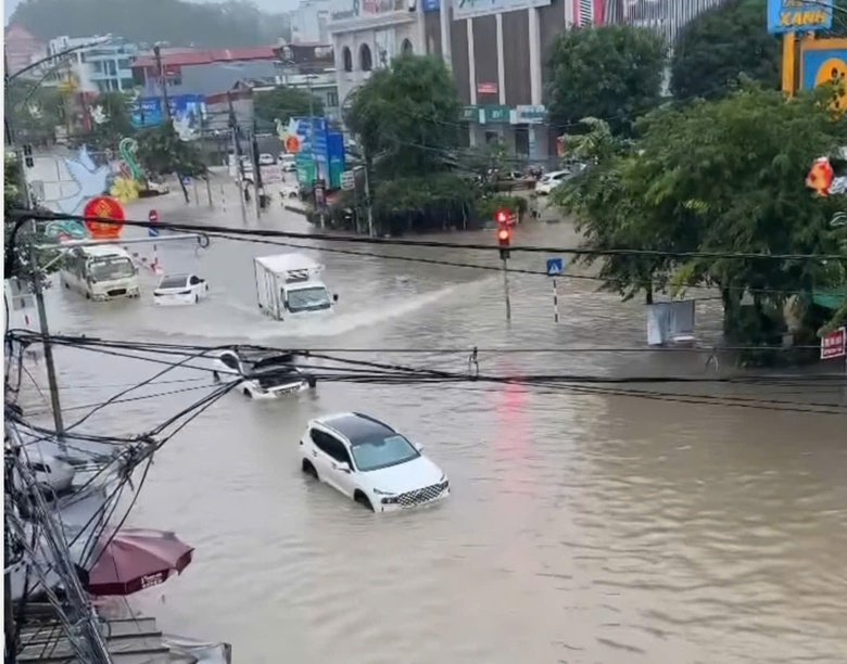 Nhiều tuyến đường tại Thái Nguyên tê liệt, ô tô "chết chìm" trên đường sau mưa lớn- Ảnh 4. Nhiều tuyến đường tại Thái Nguyên tê liệt, ô tô "chết chìm" trên đường sau mưa lớn- Ảnh 4.