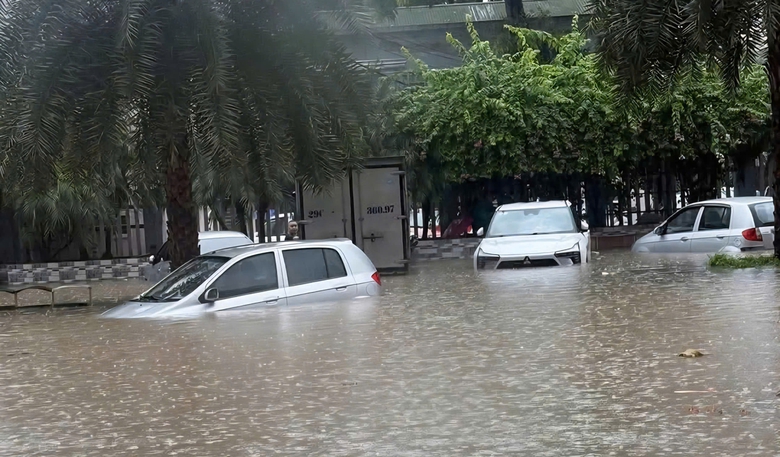 Nhiều tuyến đường tại Thái Nguyên tê liệt, ô tô "chết chìm" trên đường sau mưa lớn- Ảnh 1. Nhiều tuyến đường tại Thái Nguyên tê liệt, ô tô "chết chìm" trên đường sau mưa lớn- Ảnh 1.