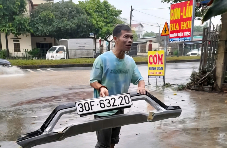 Nhiều tuyến đường tại Thái Nguyên tê liệt, ô tô "chết chìm" trên đường sau mưa lớn- Ảnh 6. Nhiều tuyến đường tại Thái Nguyên tê liệt, ô tô "chết chìm" trên đường sau mưa lớn- Ảnh 6.