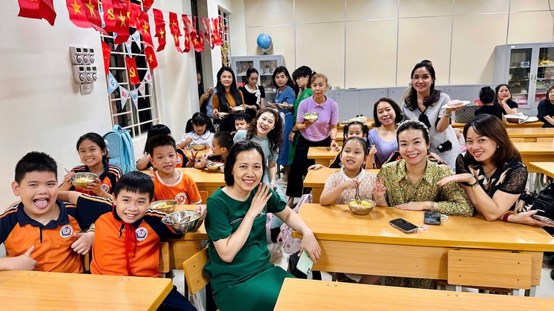 Phụ huynh Hà Nội bì bõm đón con, nhiều trường học sắp xếp chỗ ăn nghỉ miễn phí cho học trò- Ảnh 6. Phụ huynh Hà Nội bì bõm đón con, nhiều trường học sắp xếp chỗ ăn nghỉ miễn phí cho học trò- Ảnh 6.