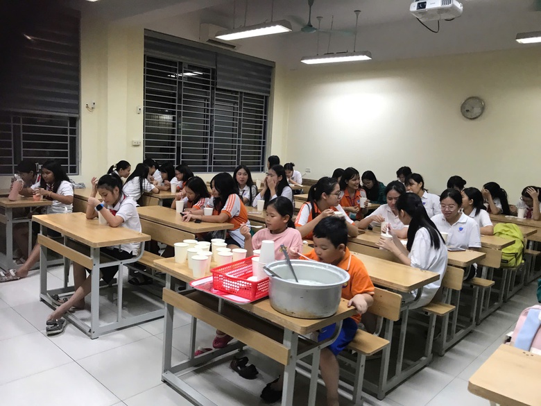 Phụ huynh Hà Nội bì bõm đón con, nhiều trường học sắp xếp chỗ ăn nghỉ miễn phí cho học trò- Ảnh 11. Phụ huynh Hà Nội bì bõm đón con, nhiều trường học sắp xếp chỗ ăn nghỉ miễn phí cho học trò- Ảnh 11.