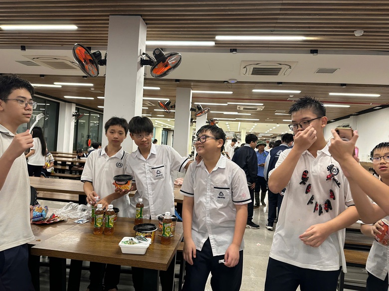 Phụ huynh Hà Nội bì bõm đón con, nhiều trường học sắp xếp chỗ ăn nghỉ miễn phí cho học trò- Ảnh 9. Phụ huynh Hà Nội bì bõm đón con, nhiều trường học sắp xếp chỗ ăn nghỉ miễn phí cho học trò- Ảnh 9.