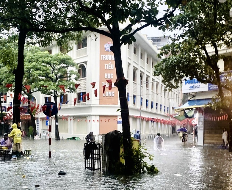H&agrave; Nội cho 2,3 triệu học sinh nghỉ học ng&agrave;y mai do mưa lớn- Ảnh 1.