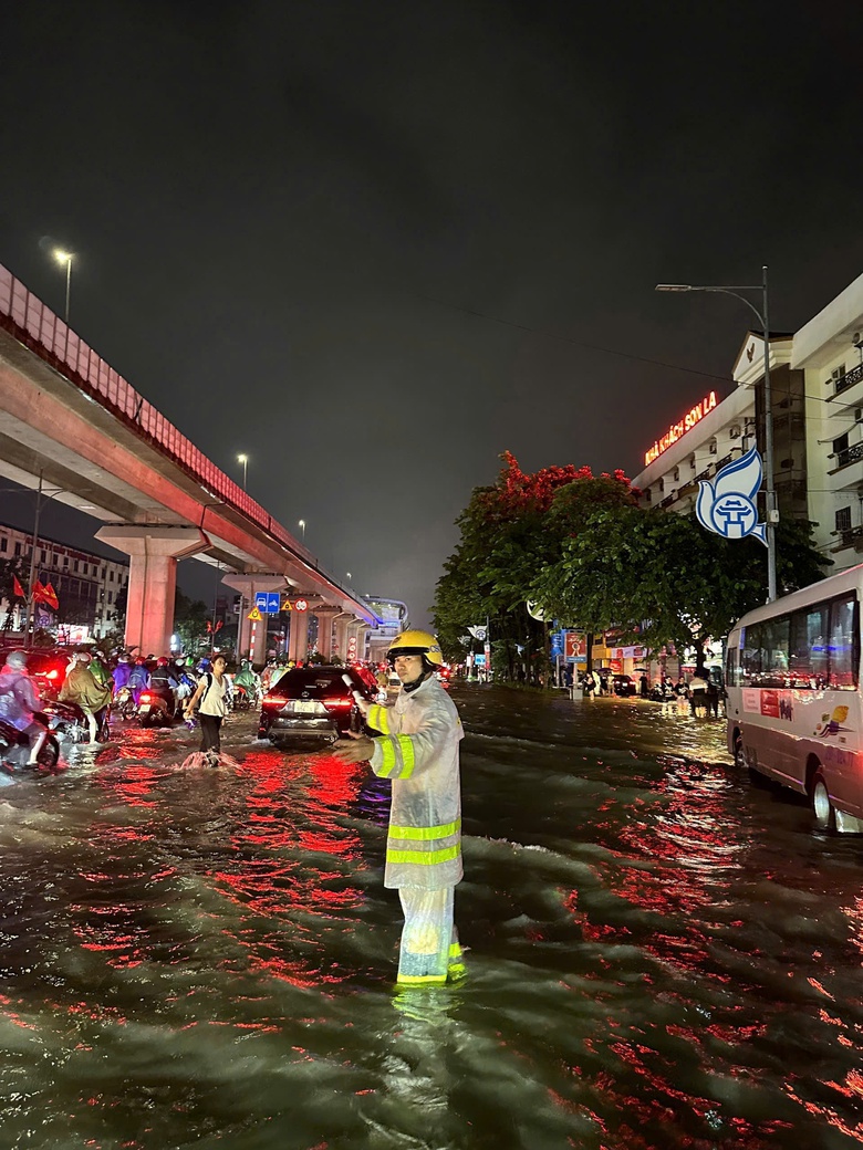 C&ocirc;ng an H&agrave; Nội lội nước hỗ trợ người d&acirc;n trong mưa lũ- Ảnh 8.