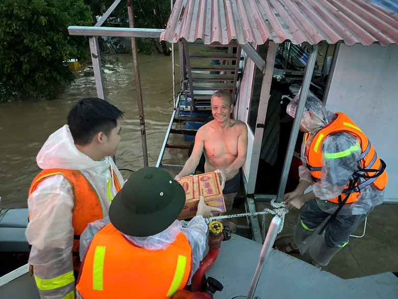 C&ocirc;ng an H&agrave; Nội lội nước hỗ trợ người d&acirc;n trong mưa lũ- Ảnh 10.