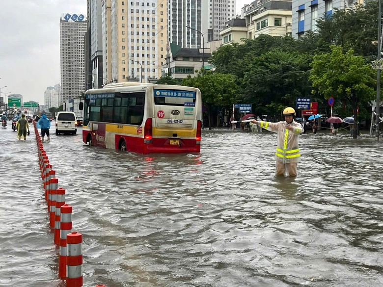 C&ocirc;ng an H&agrave; Nội lội nước hỗ trợ người d&acirc;n trong mưa lũ- Ảnh 3.