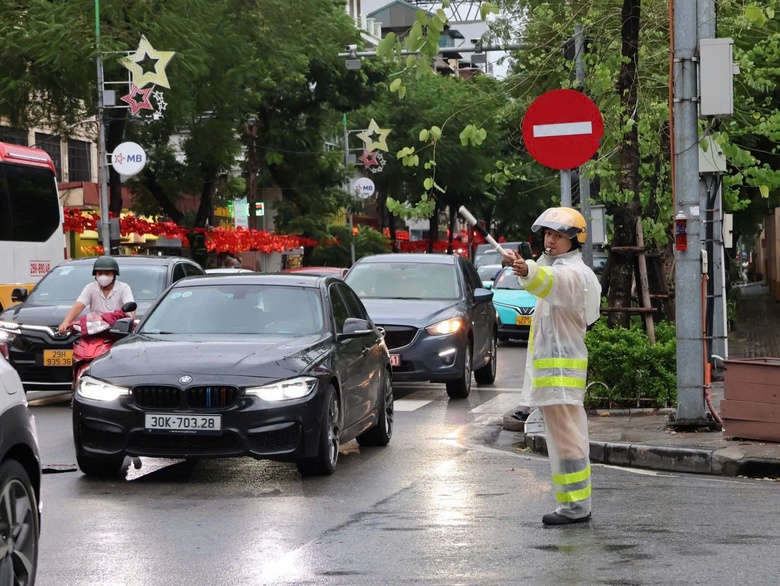 C&ocirc;ng an H&agrave; Nội lội nước hỗ trợ người d&acirc;n trong mưa lũ- Ảnh 5.