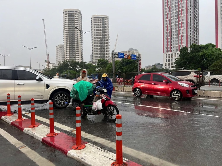 C&ocirc;ng an H&agrave; Nội lội nước hỗ trợ người d&acirc;n trong mưa lũ- Ảnh 7.