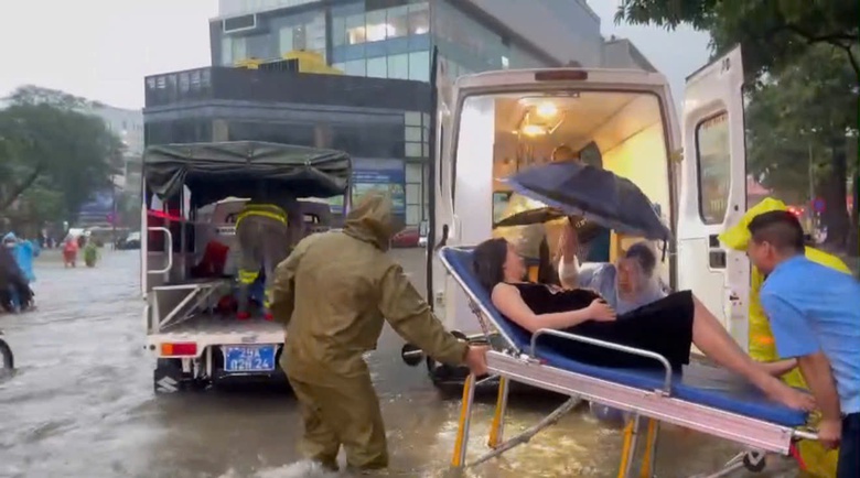 C&ocirc;ng an H&agrave; Nội lội nước hỗ trợ người d&acirc;n trong mưa lũ- Ảnh 11.