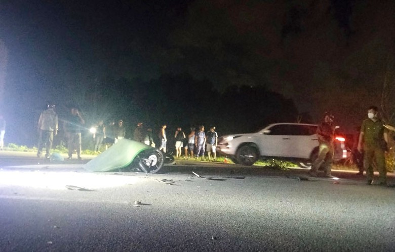 Hiện trường vụ tai nạn khiến 2 người tử vong tại chỗ. Hiện trường vụ tai nạn khiến 2 người tử vong tại chỗ.