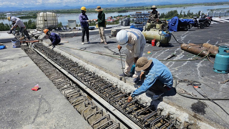 Huế: Vì sao cầu vượt biển dài nhất miền Trung trễ hạn thông xe?- Ảnh 11. Huế: Vì sao cầu vượt biển dài nhất miền Trung trễ hạn thông xe?- Ảnh 11.