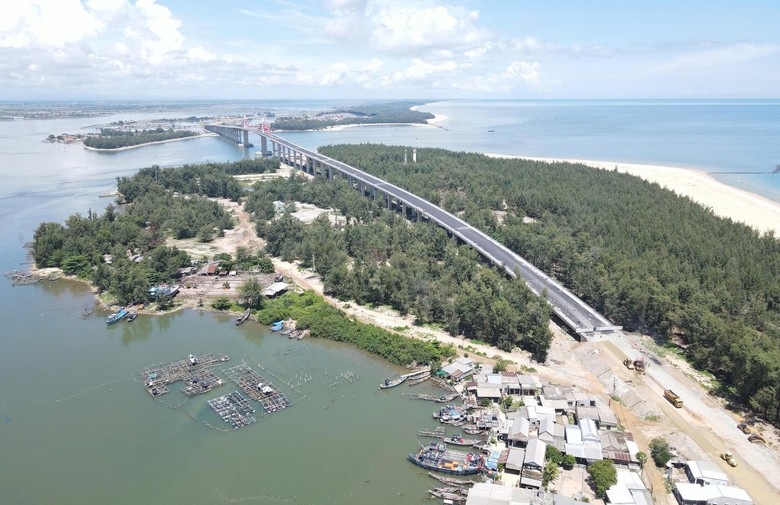 Huế: Vì sao cầu vượt biển dài nhất miền Trung trễ hạn thông xe?- Ảnh 3. Huế: Vì sao cầu vượt biển dài nhất miền Trung trễ hạn thông xe?- Ảnh 3.