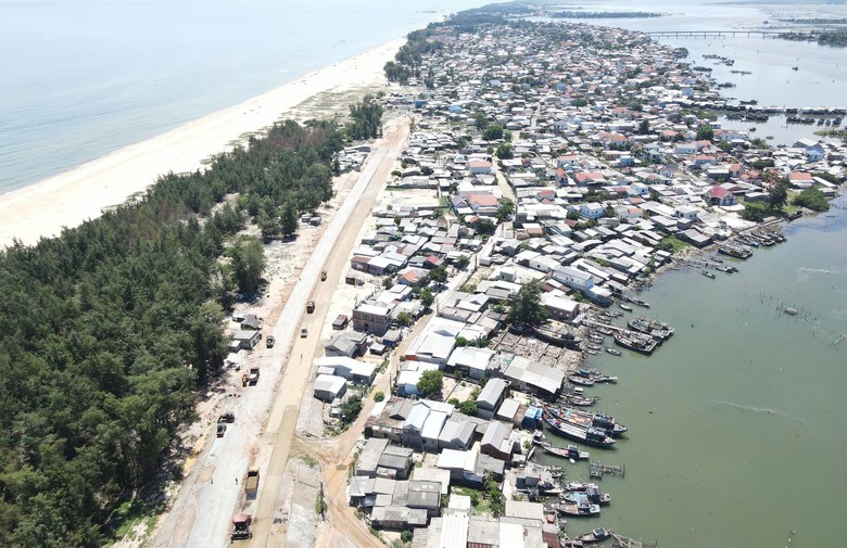 Huế: Vì sao cầu vượt biển dài nhất miền Trung trễ hạn thông xe?- Ảnh 2. Huế: Vì sao cầu vượt biển dài nhất miền Trung trễ hạn thông xe?- Ảnh 2.