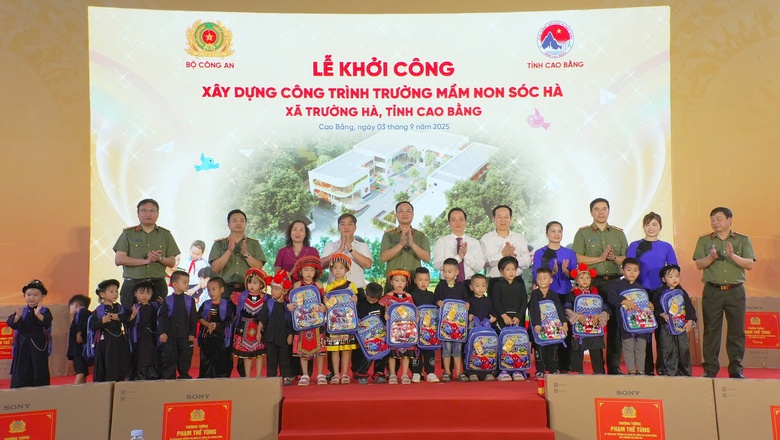 Đ&egrave;o Cả thi c&ocirc;ng trường mầm non Bộ C&ocirc;ng an trao tặng học sinh v&ugrave;ng "qu&ecirc; hương c&aacute;ch mạng"- Ảnh 7.