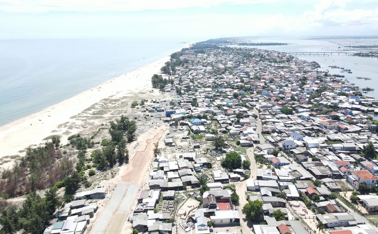 Huế: Vì sao cầu vượt biển dài nhất miền Trung trễ hạn thông xe?- Ảnh 4. Huế: Vì sao cầu vượt biển dài nhất miền Trung trễ hạn thông xe?- Ảnh 4.