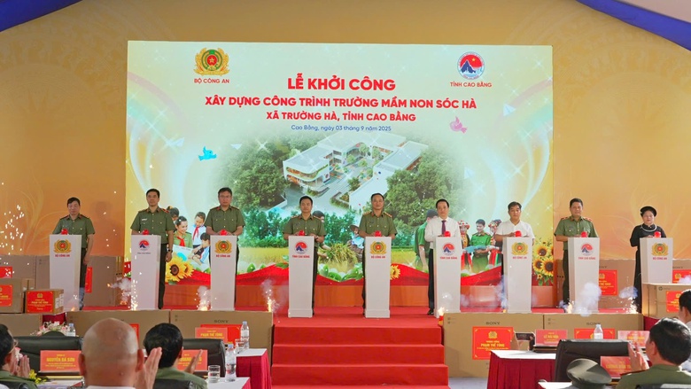 Đ&egrave;o Cả thi c&ocirc;ng trường mầm non Bộ C&ocirc;ng an trao tặng học sinh v&ugrave;ng "qu&ecirc; hương c&aacute;ch mạng"- Ảnh 1.