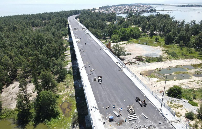 Huế: Vì sao cầu vượt biển dài nhất miền Trung trễ hạn thông xe?- Ảnh 10. Huế: Vì sao cầu vượt biển dài nhất miền Trung trễ hạn thông xe?- Ảnh 10.