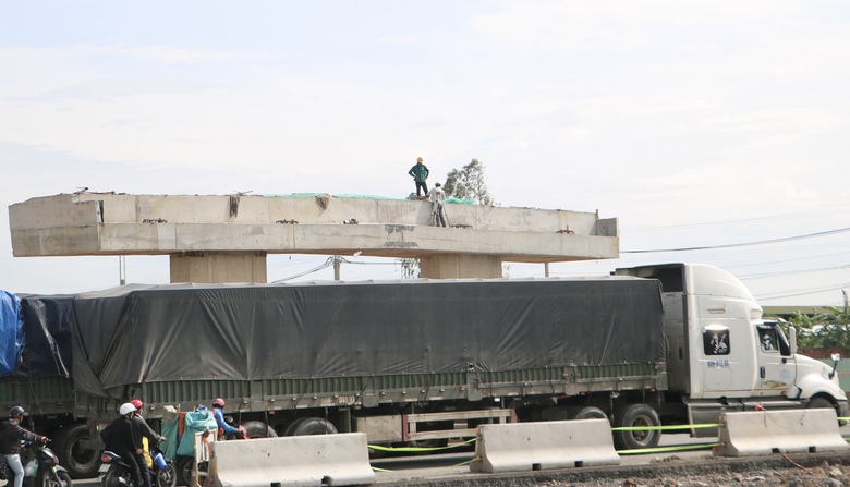 Ph&acirc;n luồng đường V&otilde; Nguy&ecirc;n Gi&aacute;p hai đ&ecirc;m để lắp nhịp cầu vượt cao tốc Bi&ecirc;n H&ograve;a - Vũng T&agrave;u- Ảnh 2.