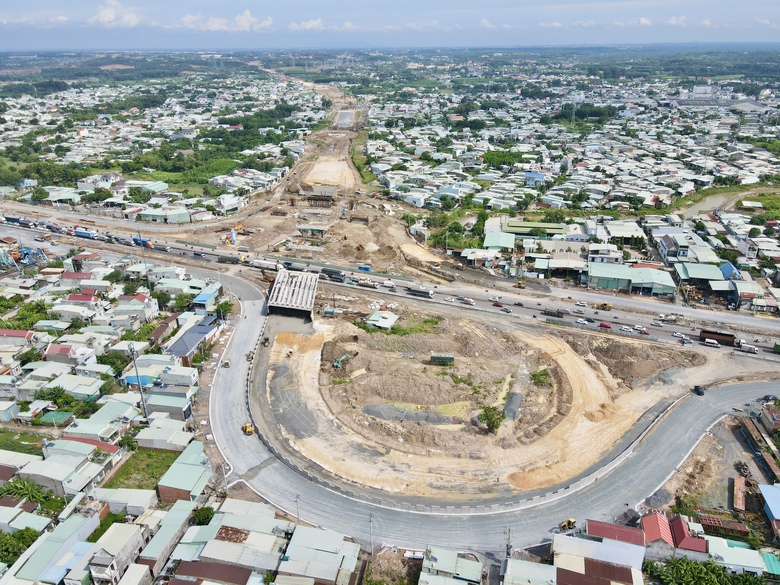 Ph&acirc;n luồng đường V&otilde; Nguy&ecirc;n Gi&aacute;p hai đ&ecirc;m để lắp nhịp cầu vượt cao tốc Bi&ecirc;n H&ograve;a - Vũng T&agrave;u- Ảnh 1.
