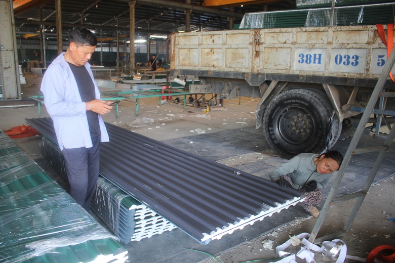 Sau b&atilde;o số 5, người d&acirc;n H&agrave; Tĩnh ồ ạt mua t&ocirc;n th&eacute;p, ng&oacute;i để sửa chữa nh&agrave; cửa- Ảnh 3.