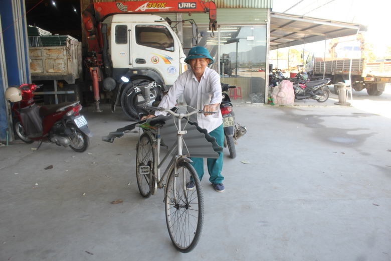 Sau b&atilde;o số 5, người d&acirc;n H&agrave; Tĩnh ồ ạt mua t&ocirc;n th&eacute;p, ng&oacute;i để sửa chữa nh&agrave; cửa- Ảnh 4.